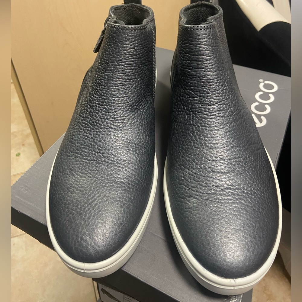 Ecco Farah metallic Grey ankle bootie/sneaker new- Size 41